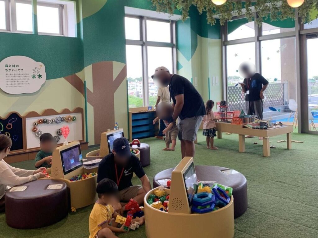 室内遊び場（子供が遊んでいる）