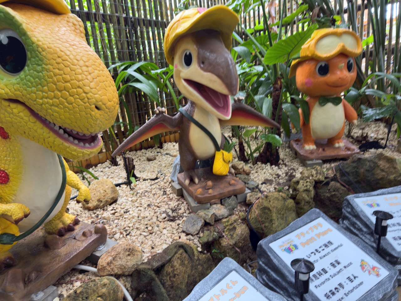 ベビーパイナップルと恐竜展示エリア