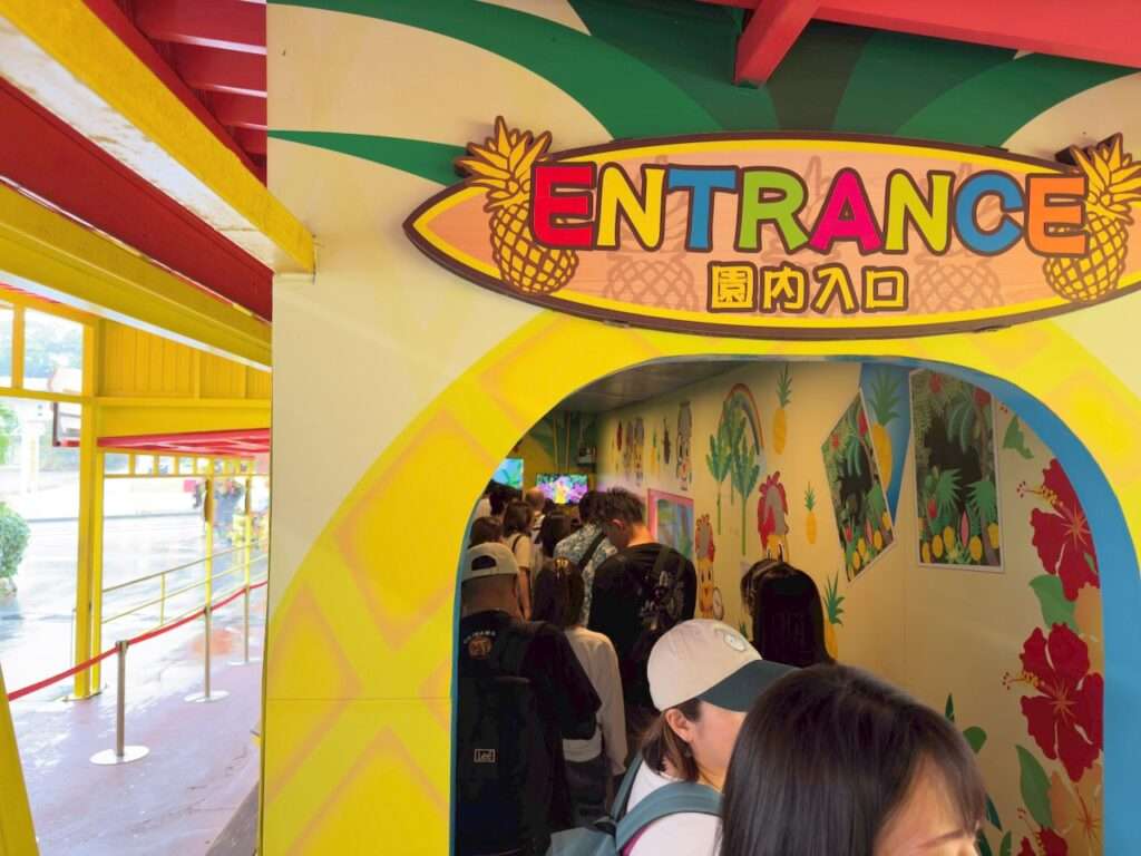 名護パイナップルパーク入口
