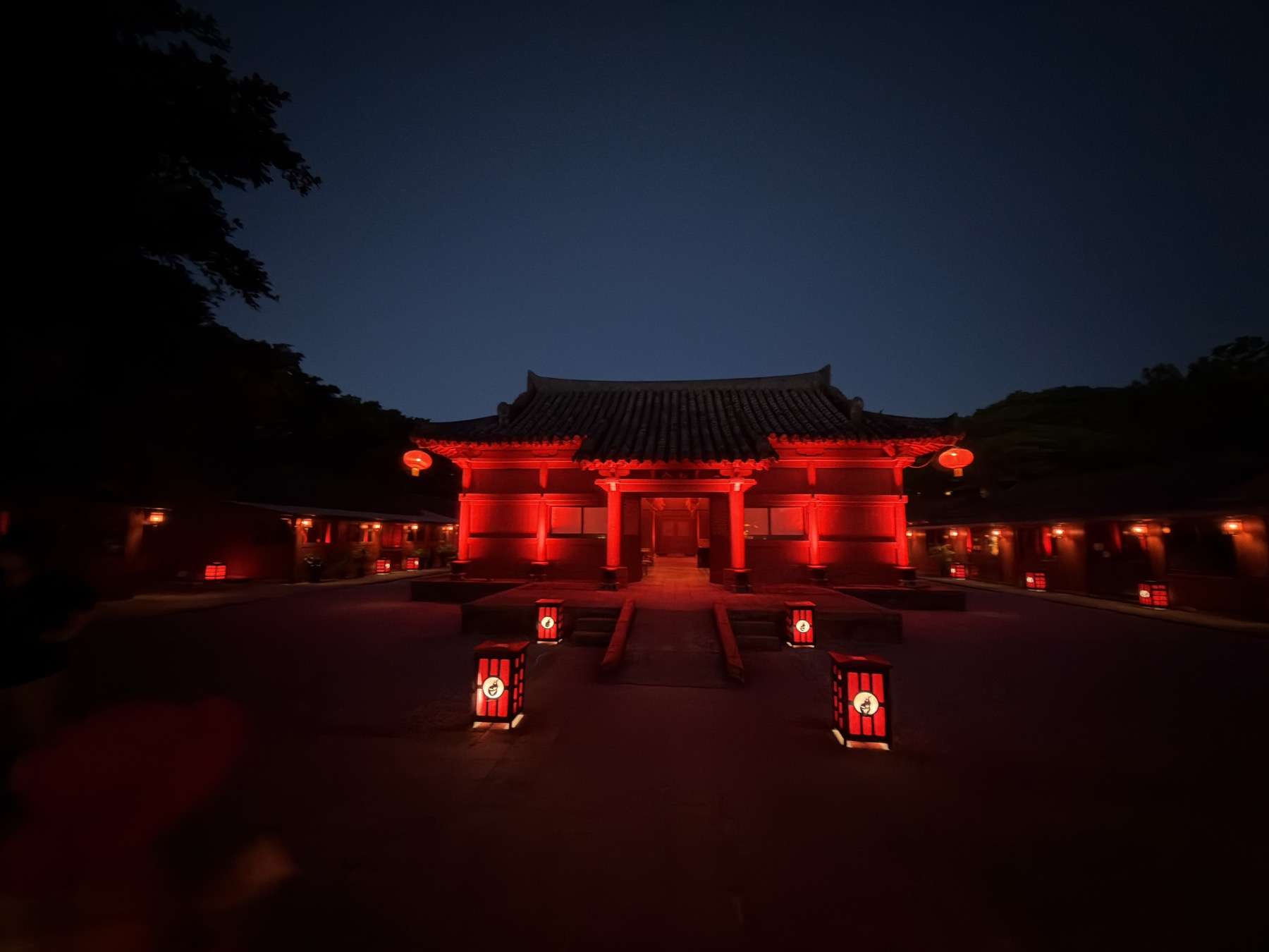 夜のむら咲むらに並ぶ赤い灯り