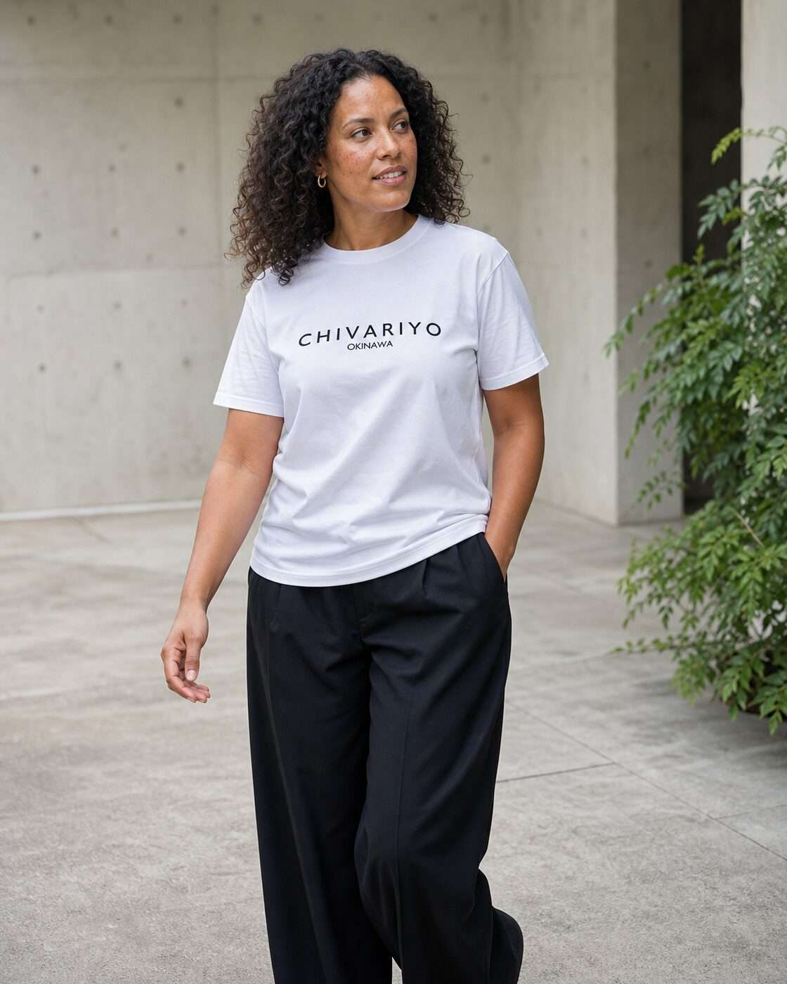 CHIVARIYO ベーシックTシャツ 単体着用イメージ